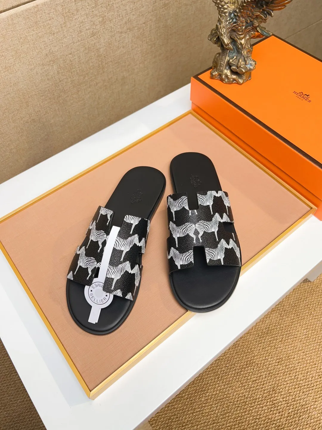 Men's clothing and shoes 💰280 💅💅💅 new arrival. Hermes Hermes official website latest counter synchronized new oran color leather H slippers, the original Paris version flew back to the original model and opened the mold to make it perfectly🍌The highest quality Sincerity, you can enter and leave the counter at will [Deyi] The upper is made of original customized  colored palm prints, crocodile print, ostrich print, colored cow leather, colored cow suede, 🤔 horse hair, 🥳 colored diamonds, 🥰 3D printing, and other genuine leather slippers, imported cow pattern foot pad lining, Italian  latest original genuine leather combination outsole Code number: 38-48 (customized at 46.47.48) Can be made into picture combination sole with genuine leather pattern and ordinary molded outsole